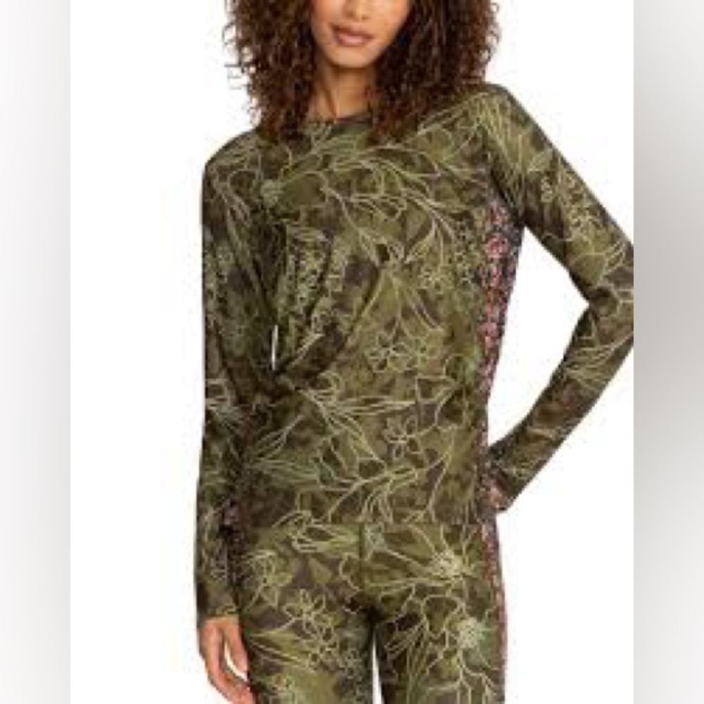 Johnny was Floral Long Sleeve round neck Top with floral siding xs